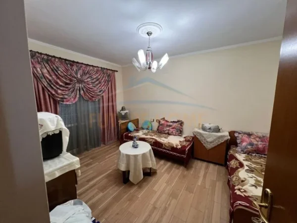 Korce, shitet apartament 2+1+Ballkon Kati 3, 65 m² 57.000 € 