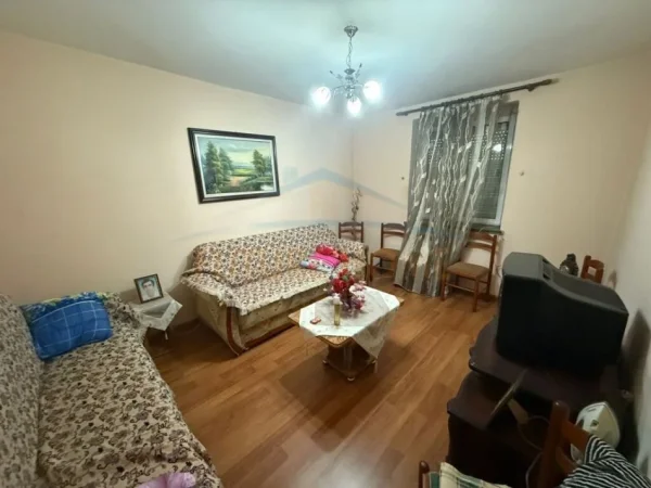 Korce, shitet apartament 3+1+Ballkon Kati 2, 84 m² 44.000 € (Lagjia 14, Korçë)
