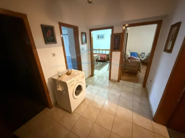 Korce, shitet apartament 3+1+Ballkon Kati 2, 84 m² 44.000 € (Lagjia 14, Korçë)