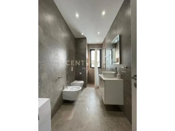Tirane, jepet me qera apartament 2+1 Kati 1, 131 m² 900 € 