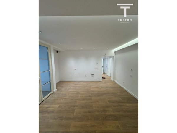 Tirane, jepet me qera ambjent biznesi Kati 2, 145 m² 1.300 € (Ali Demi) TT1615
