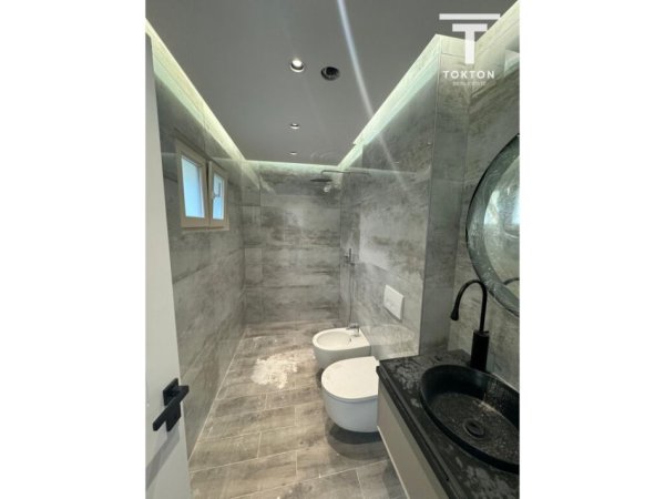 Tirane, jepet me qera ambjent biznesi Kati 2, 145 m² 1.300 € (Ali Demi) TT1615
