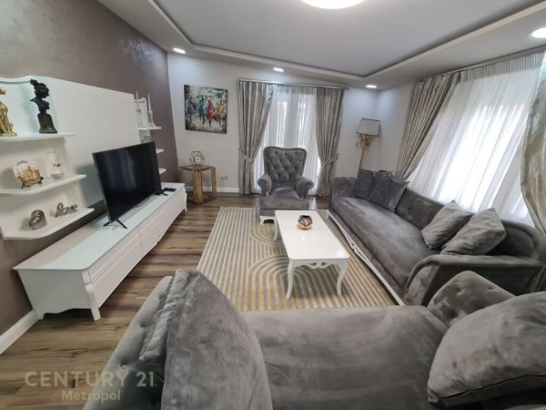 Tirane, jepet me qera apartament 3+1 Kati 2, 150 m² 1.300 € 