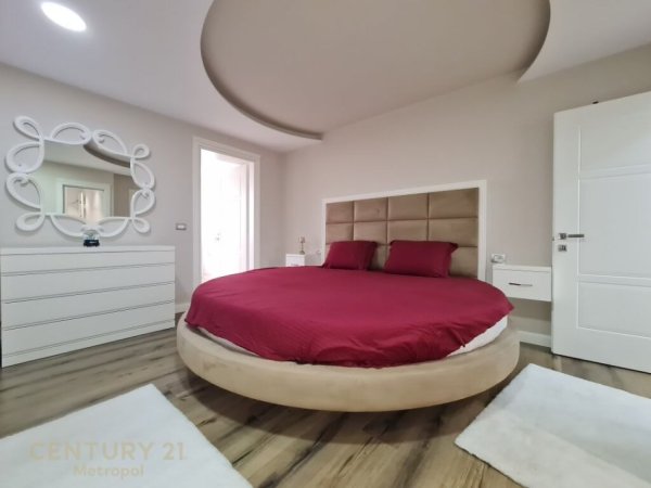Tirane, jepet me qera apartament 3+1 Kati 2, 150 m² 1.300 € 