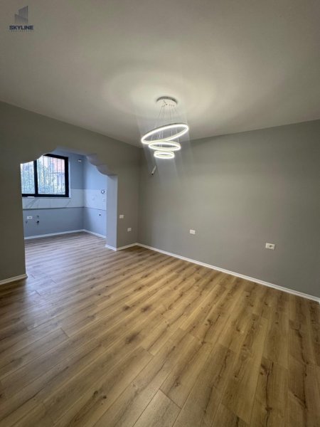 Tirane, shitet apartament 2+1+Ballkon Kati 2, 75 m² (Rruga Kryesore Myslym Shyri)