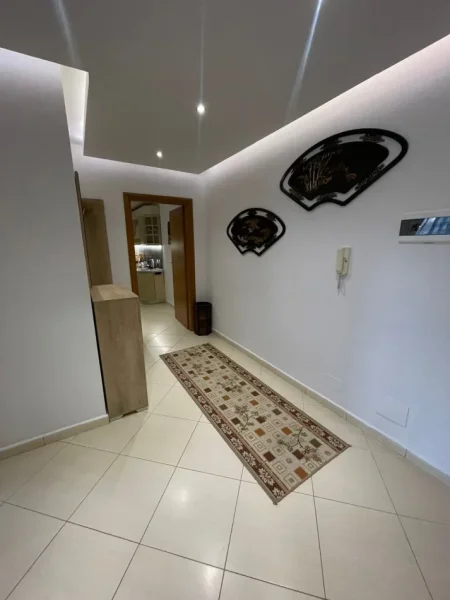 Tirane, jepet me qera apartament 2+1+Ballkon Kati 3, 97 m² 1.000 € (Afer Stadiumit Air Albania)