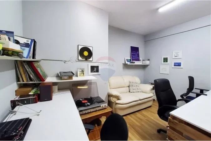 Tirane, jepet me qera zyre Kati 3, 30 m² 550 € (BLV ZOGU I)