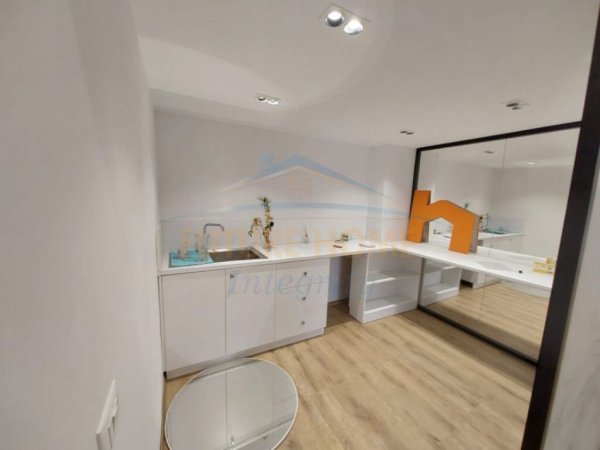 Tirane, jepet me qera ambjent biznesi Kati 3, 172 m² 4000 € (Qender)
