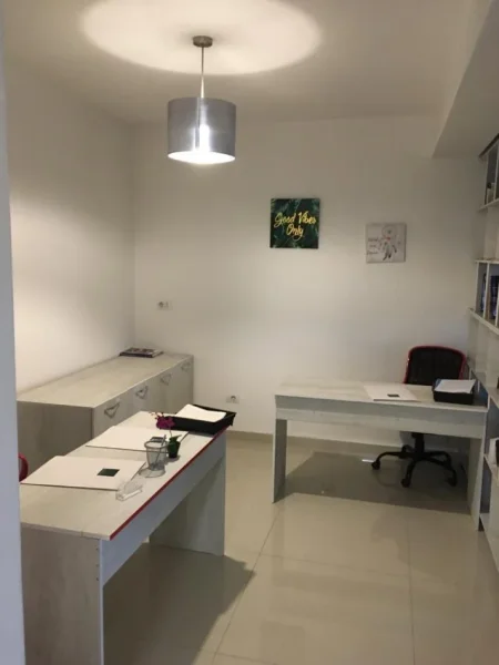 Tirane, jepet me qera zyre Kati 7, 90 m² 700 € (Myslym Shyri)