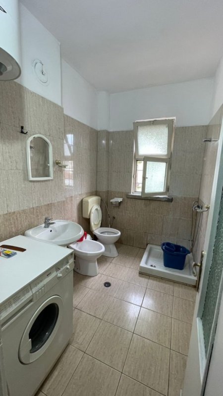 Tirane, jepet me qera apartament 1+1+Ballkon Kati 5, 70 m² 350 € (Selvia)