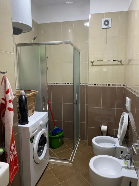 Tirane, jepet me qera apartament 1+1+Ballkon Kati 2, 65 m² 500 € (Ali Dem)