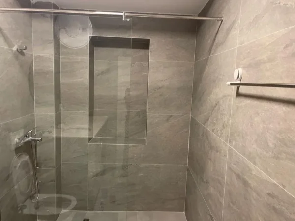 Tirane, jepet me qera apartament 1+1 Kati 1, 70 m² 650 € (Stadiumi Dinamo)