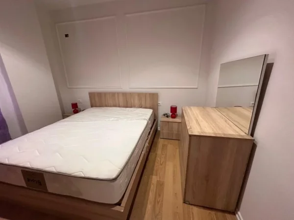 Tirane, jepet me qera apartament 1+1+Ballkon Kati 3, 75 m² 600 € (SELITE)