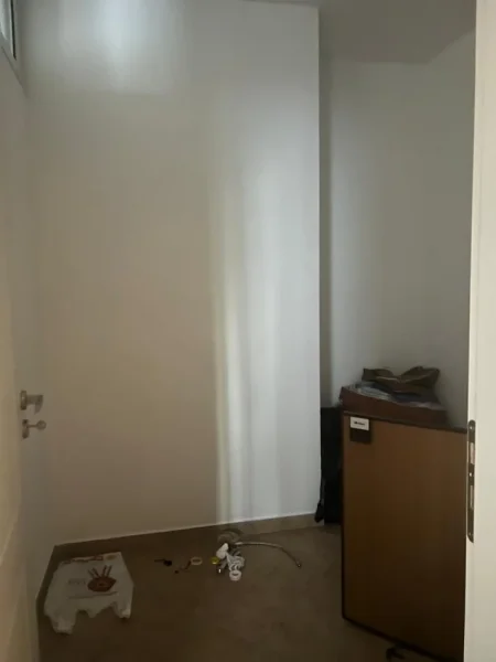 Tirane, jepet me qera zyre Kati 1, 124 m² 1100 € (Air Albania)