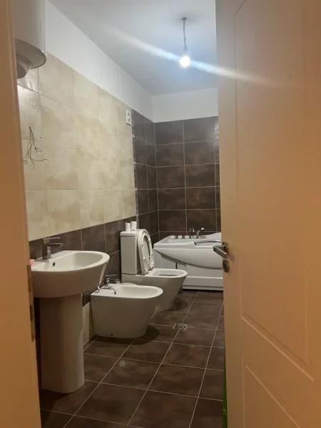Tirane, jepet me qera zyre Kati 1, 124 m² 1100 € (Air Albania)