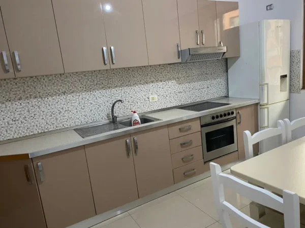 Tirane, jepet me qera apartament 2+1 Kati 3, 140 m² 500 € (Astir)