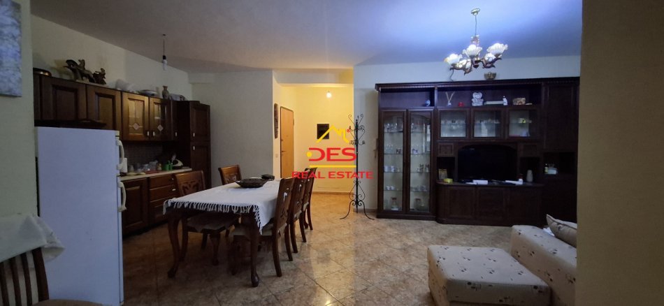Vlore, jepet me qera apartament 2+1+Ballkon Kati 3, 450 € (Rruga Kosova)