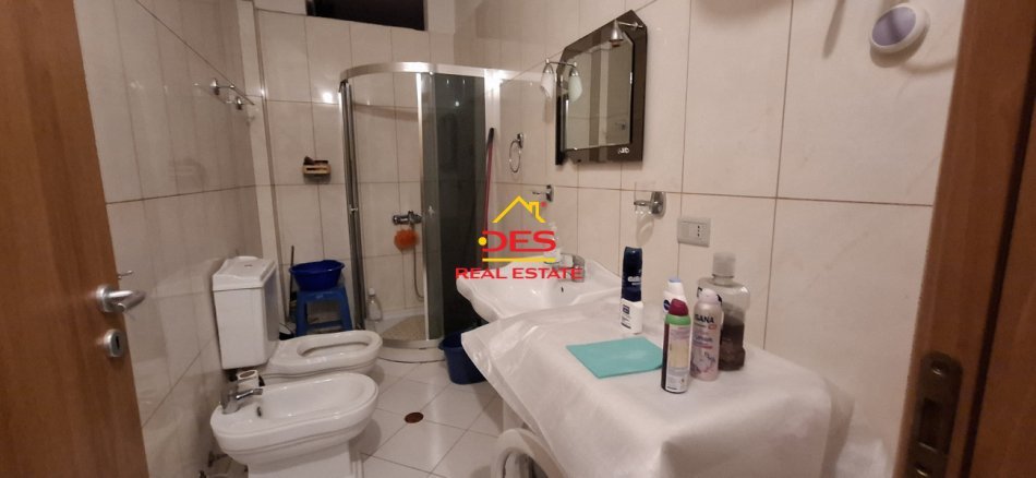 Vlore, jepet me qera apartament 2+1+Ballkon Kati 3, 450 € (Rruga Kosova)