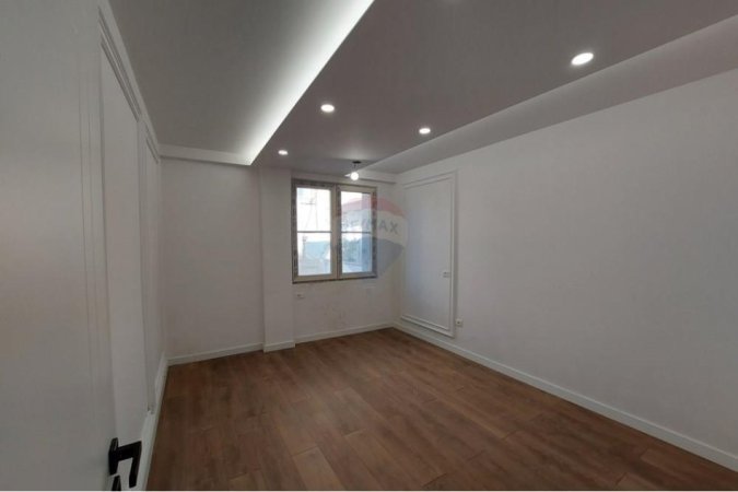 Tirane, jepet me qera zyre Kati 2, 145 m² 1.200 € (Shkolla e Baletit)