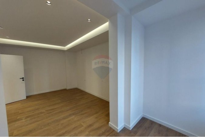 Tirane, jepet me qera zyre Kati 2, 145 m² 1.200 € (Shkolla e Baletit)