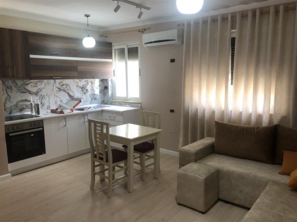 Tirane, jepet me qera apartament 2+1+Ballkon Kati 3, 70 m² 600 € (RRUGA E BARRIKADAVE)