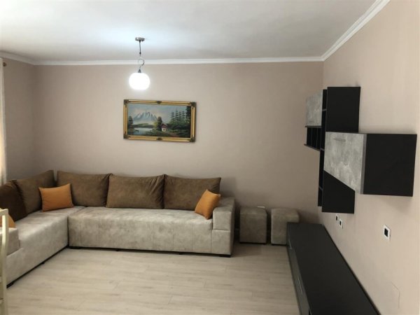 Tirane, jepet me qera apartament 2+1+Ballkon Kati 3, 70 m² 600 € (RRUGA E BARRIKADAVE)