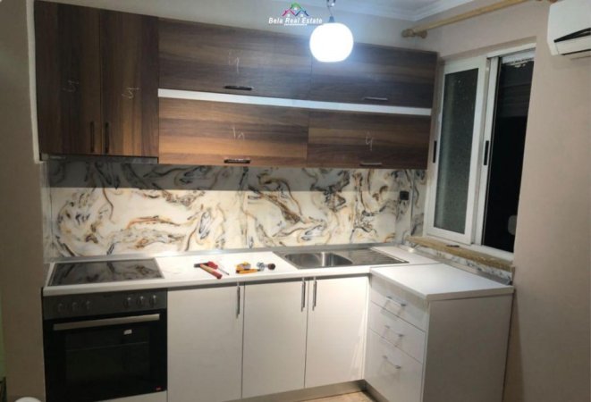 Tirane, jepet me qera apartament 1+1+Aneks+Ballkon Kati 4, 70 m² 600 € (QENDER)