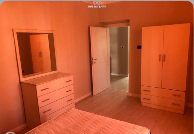 Tirane, jepet me qera apartament 1+1+Aneks+Ballkon Kati 4, 70 m² 600 € (QENDER)