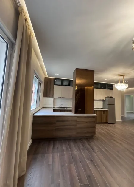 Tirane, shitet apartament 2+1+Ballkon Kati 1, 120 m² 210.000 € (Kopshti Botanik)