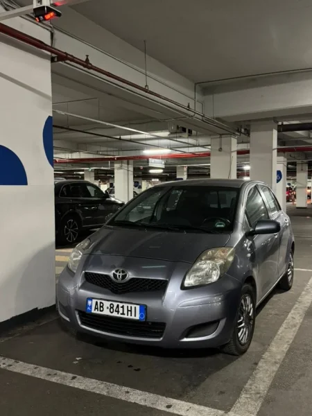 Tirane, shitet makine Toyota Yaris Nafte, gri metalizato manuale Kondicioner 230.000 km 4.990 €