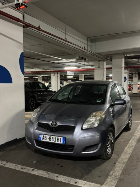Tirane, shitet makine Toyota Yaris Nafte, gri metalizato manuale Kondicioner 230.000 km 4.990 €