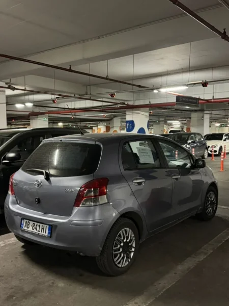 Tirane, shitet makine Toyota Yaris Nafte, gri metalizato manuale Kondicioner 230.000 km 4.990 €
