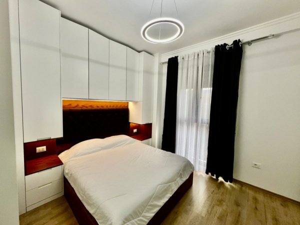 Tirane, jepet me qera apartament 2+1+Aneks+Ballkon Kati 2, 73 m² 700 € (kodra e diellit)