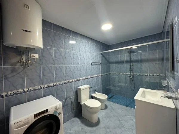 Tirane, jepet me qera apartament 1+1+Ballkon Kati 4, 78 m² 699 € (Komuna e Parisit)
