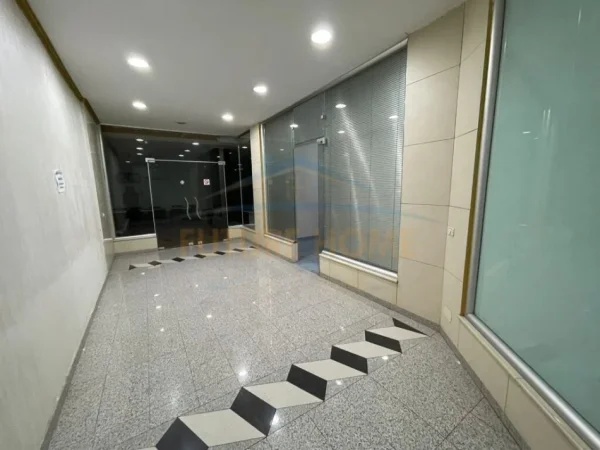 Tirane, shitet dyqan Kati 1, 28 m² 90.000 € (Xhamllik)