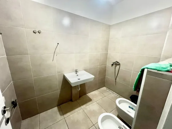 Tirane, jepet me qera zyre Kati 2, 66 m² 400 € (fusha e aviacionit , rezidenca turdiu)
