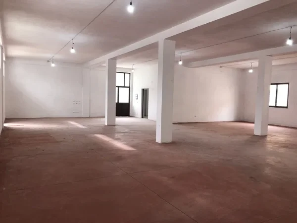 Tirane, jepet me qera magazine Kati 1, 681 m² 2.380 € (vore)