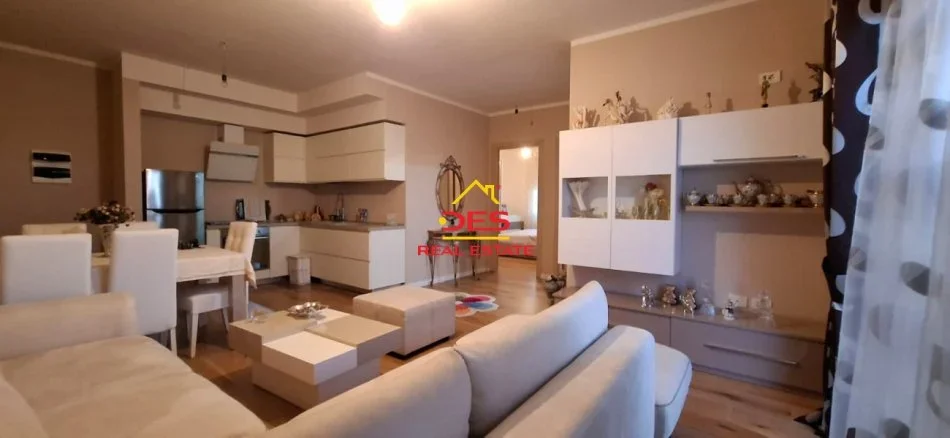 Vlore, shitet apartament 2+1+Ballkon Kati 9, 180.000 € (Rruga Kosova)