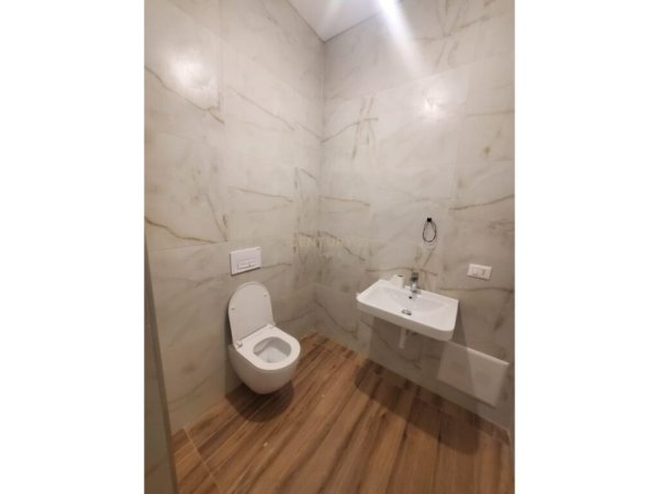 Tirane, jepet me qera apartament 3+1 Kati 10, 100 m² 600 € (kompleksi magnet)
