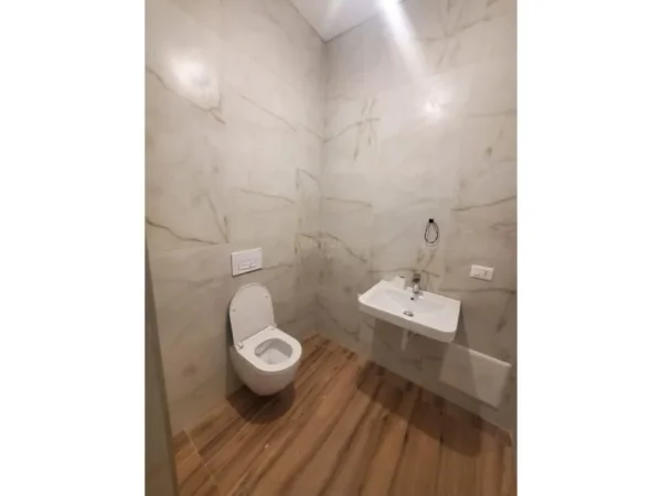 Tirane, jepet me qera apartament 3+1 Kati 10, 100 m² 600 € (kompleksi magnet)