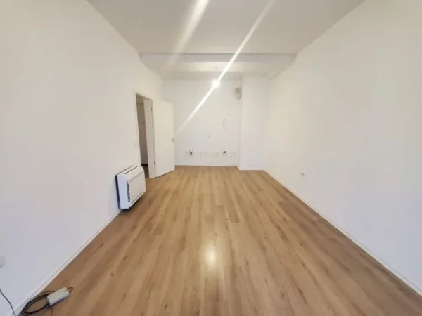 Tirane, jepet me qera apartament 3+1 Kati 10, 100 m² 600 € (kompleksi magnet)