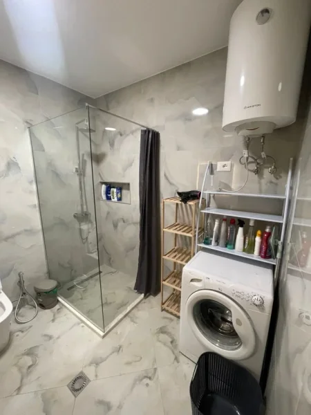 Tirane, jepet me qera apartament 2+1+Ballkon Kati 5, 98 m² 1.000 € (rr e elbasanit)