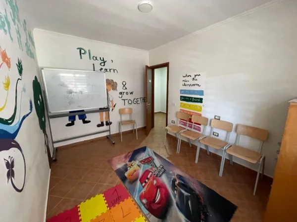 Tirane, shitet apartament 4+1+Aneks+Ballkon Kati 1, 138 m² 185.000 € 