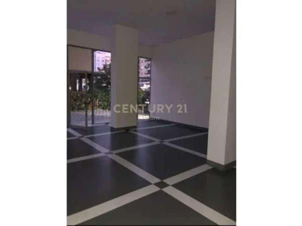 Tirane, shitet dyqan Kati 0, 84 m² 145.000 € (Neom104901)