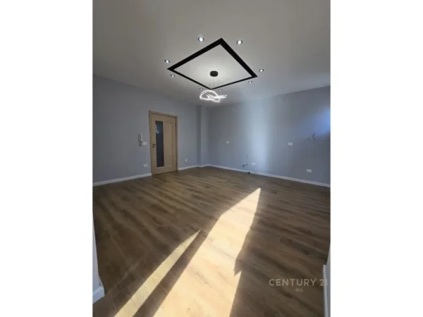 Tirane, shitet apartament 2+1+Aneks+Ballkon Kati 8, 99 m² 108.000 € (Kthesa e Kamzes)