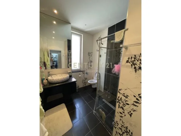 Tirane, shitet apartament 3+1+Ballkon Kati 5, 180 m² 320.000 € (Neom104887)