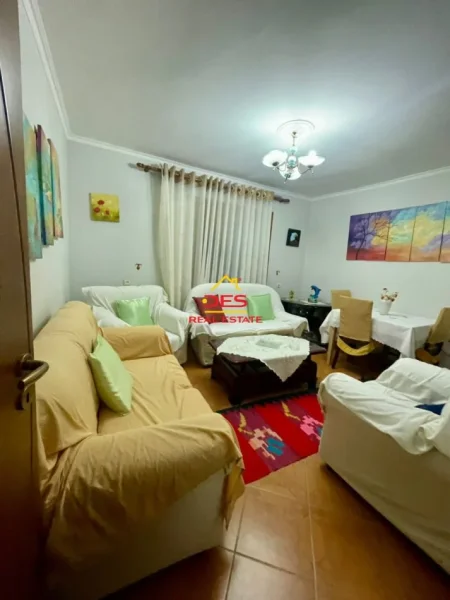 Vlore, shitet apartament 2+1+Ballkon Kati 4, 70 m² 83.000 € (Rruga Enver Jaho)