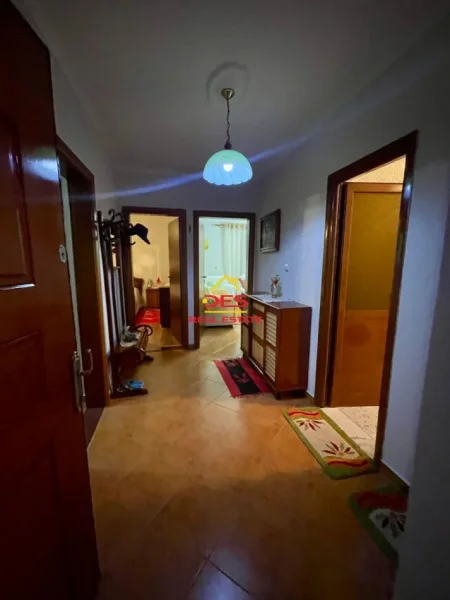 Vlore, shitet apartament 2+1+Ballkon Kati 4, 70 m² 83.000 € (Rruga Enver Jaho)