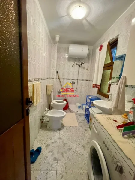 Vlore, shitet apartament 2+1+Ballkon Kati 4, 70 m² 83.000 € (Rruga Enver Jaho)