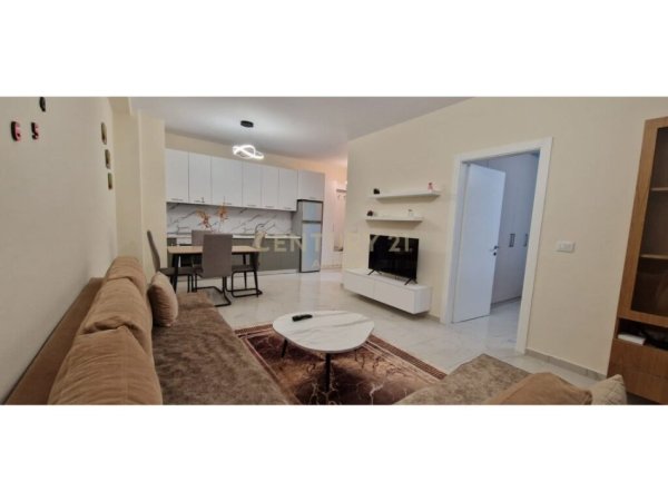 Tirane, jepet me qera apartament 1+1 Kati 3, 65 m² 450 € (RRUGA E KAVAJES)